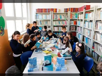 Издавачкиот Центар ТРИ донираше книги на училишната библиотека 17-04-2019 - слика 1