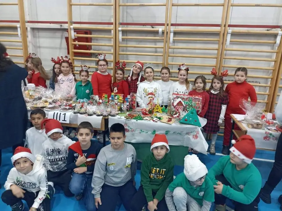 Новогодишна чајанка – новогодишна приредба и новогодишен базар – 2 Новогодишна чајанка - новогодишна приредба и новогодишен базар - 2 24-12-2024 - слика 15