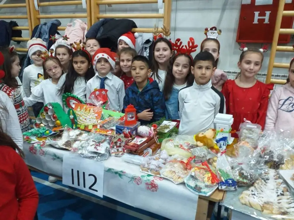 Новогодишна чајанка – новогодишна приредба и новогодишен базар – 2 Новогодишна чајанка - новогодишна приредба и новогодишен базар - 2 24-12-2024 - слика 2