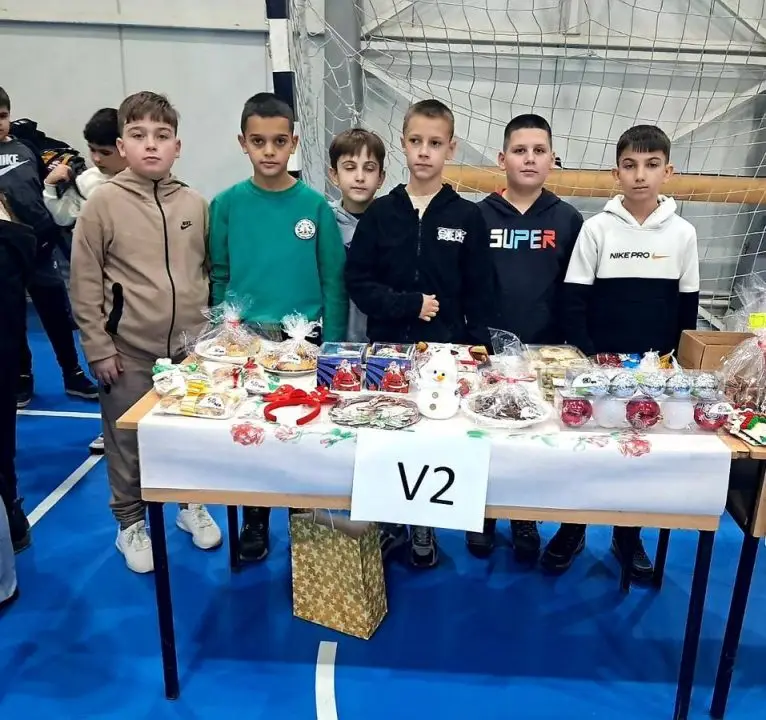 Новогодишна чајанка – новогодишна приредба и новогодишен базар – 2 Новогодишна чајанка - новогодишна приредба и новогодишен базар - 2 24-12-2024 - слика 8