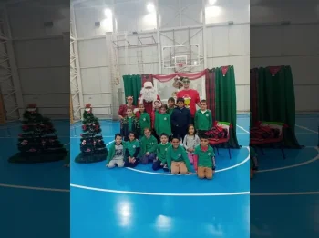 Новогодишна театарска претстава Дедо Мраз те сакам јас! - 2 21-12-2024 - слика 17