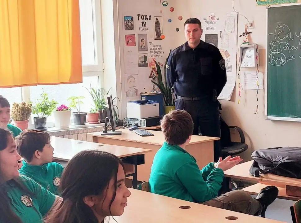 Проект “Безбедност во училиштата” – соработка со МВР Проект Безбедност во училиштата - соработка со МВР 11-12-2024 - слика 4