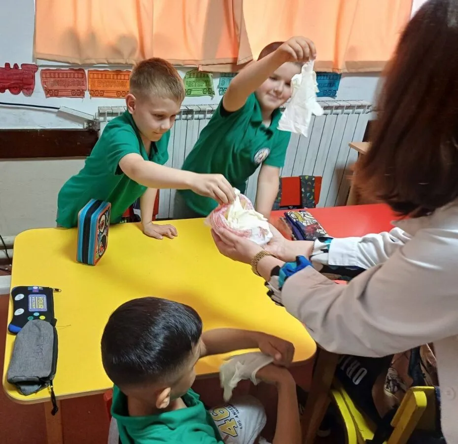 Учиме за нови професии! Стоматолог и медицинска сестра Учиме за нови професии! Стоматолог и медицинска сестра 16-05-2025 - слика 19