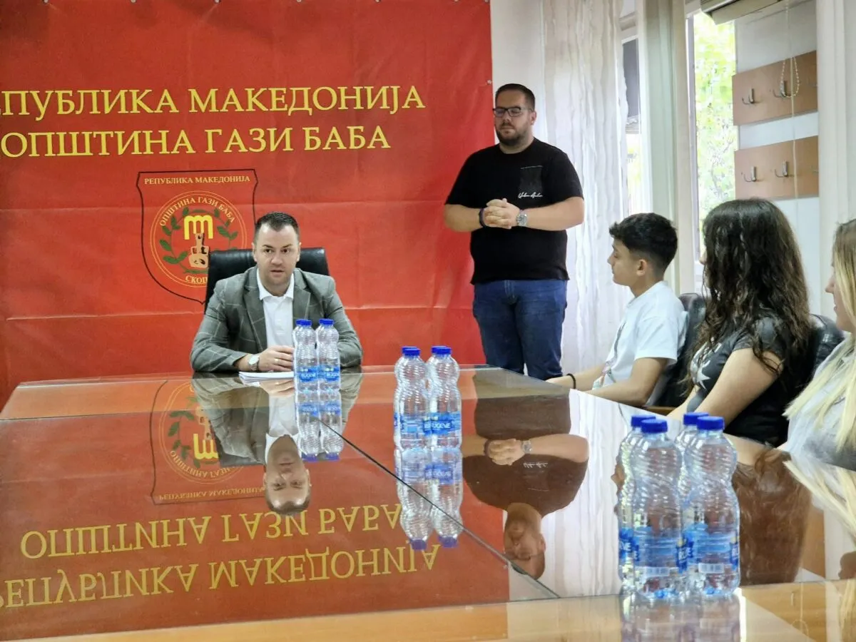 Доделување на признание и награда за првенец на генерација