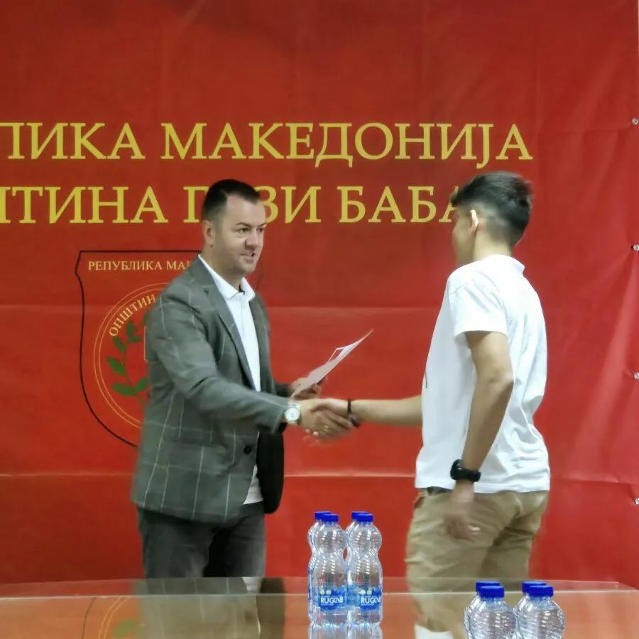 Доделување на признание и награда за првенец на генерација