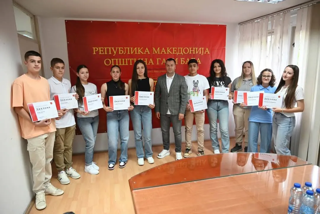 Доделување на признание и награда за првенец на генерација