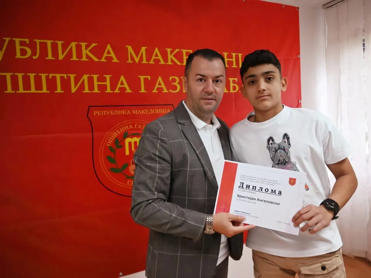 Доделување на признание и награда за првенец на генерација