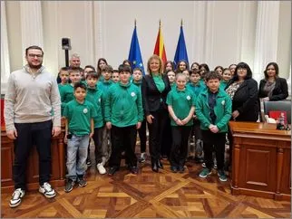 Poseta na Vladata na Makedonija - vonuchilishna aktivnost za uchenicite od 6 oddelenie 1